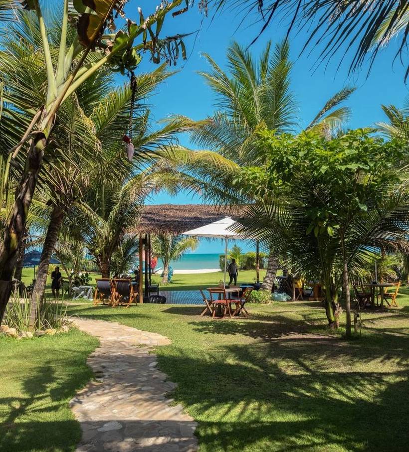 Jardim do espaço Buji à beira-mar, em Maracajaú